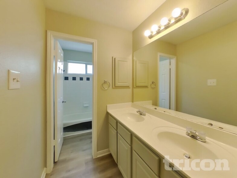 Building Photo - 352 Meadow Park