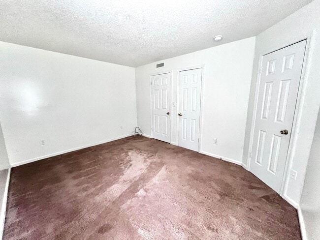 Building Photo - Bright First-Floor 2BR Condo—Pool & Amenities