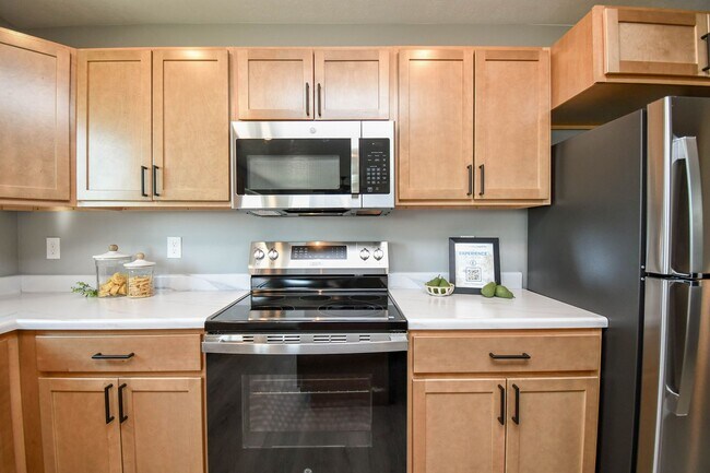 Building Photo - Spacious & Stylish 4-Bedroom Twinhome with...