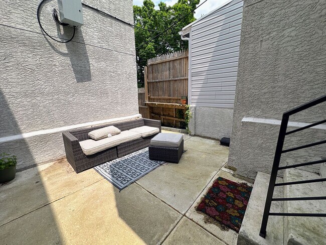 Building Photo - Private fenced yard! Modern, stylish & fully updated apartment!