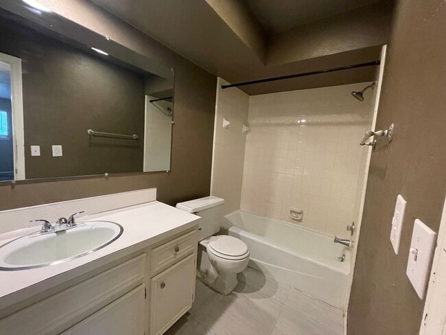 Building Photo - Move in ready! 3 bedrooms and 2 baths