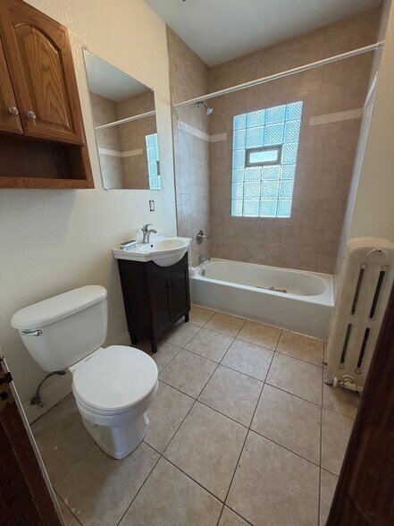 Building Photo - 1910 Lasalle St