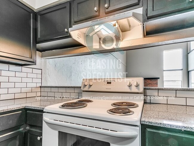 Building Photo - Spacious Updated 3 Bed 2 bath Home
