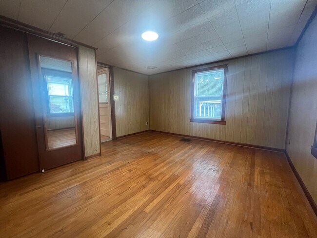 Building Photo - 1104 Hathaway Ave