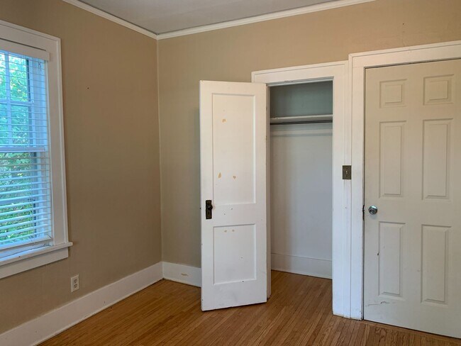 Building Photo - 4 Bedroom Near NDSU!!