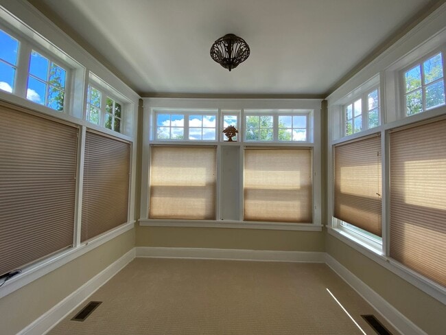 Building Photo - Charming 3 Bedroom/1.5 Bathroom Townhome i...