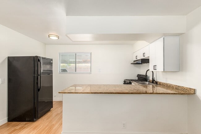 Building Photo - 2 Bed | 1 Bath - Updated Ground Floor Unit