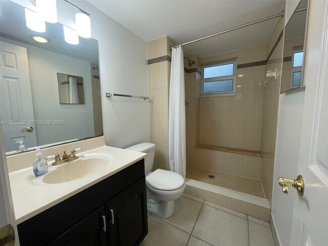 Building Photo - 9441 Live Oak Pl