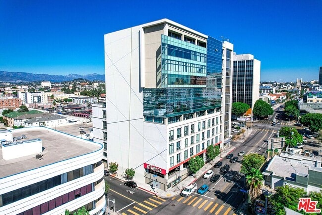 Primary Photo - 3223 W 6th St