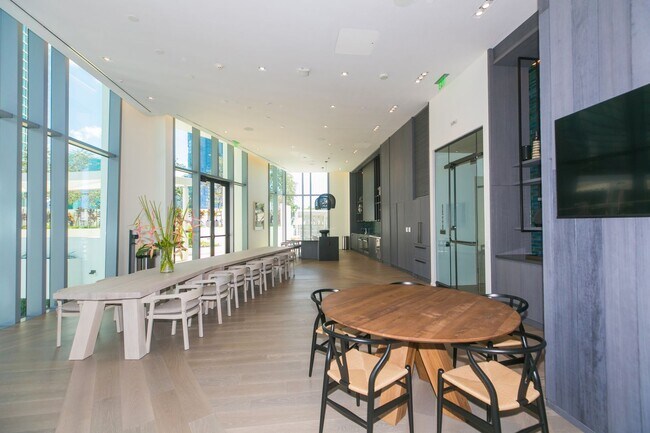 Building Photo - KOULA 2b2b1pkg Ready to Move In!