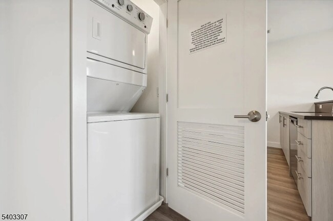 Building Photo - 49 S Day St