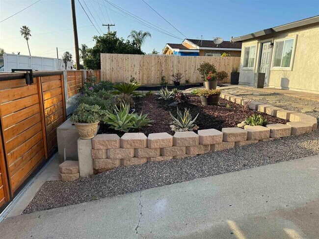 Building Photo - 1520 Loretta St