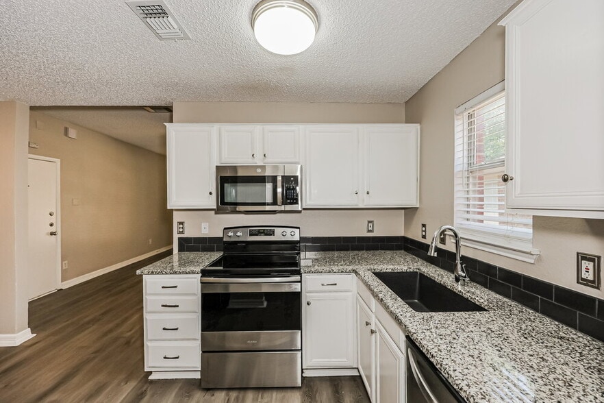 Building Photo - 621 Hollyberry Dr