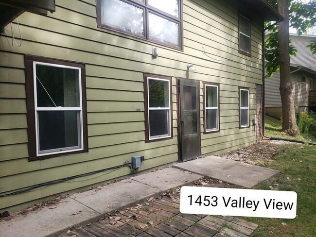 Building Photo - 1453 Valley View Dr