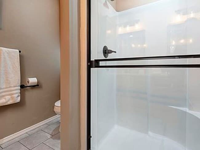 Building Photo - Luxury, Location, and Convenience.