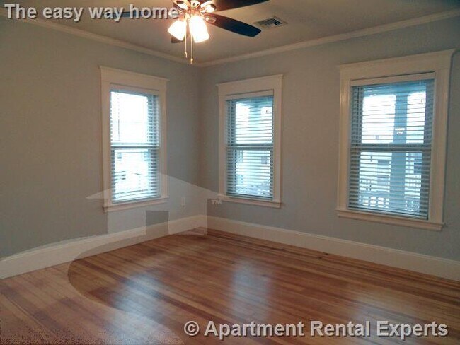Building Photo - Medford/Tufts 2+ Bedroom - Dishwasher - La...