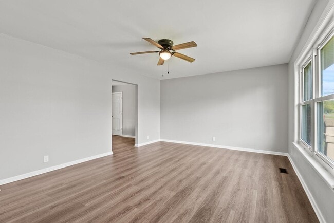 Building Photo - 610 Greenbriar Dr