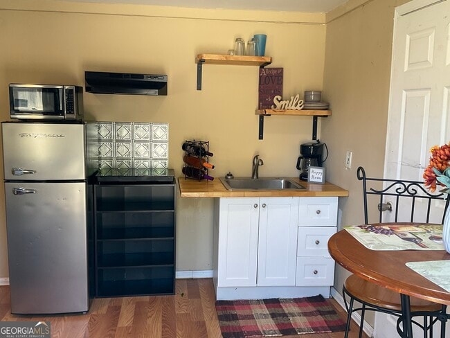 Building Photo - 6052 Pine St