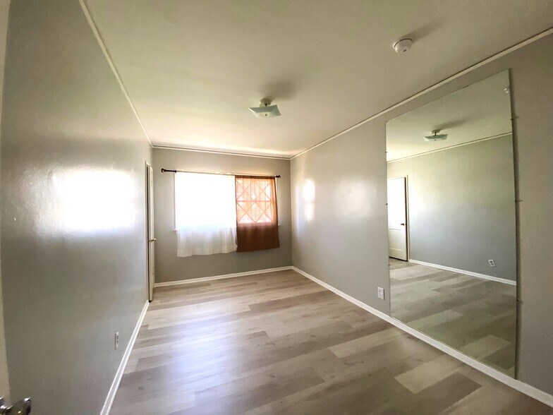 Building Photo - 10682 Kinnard Ave