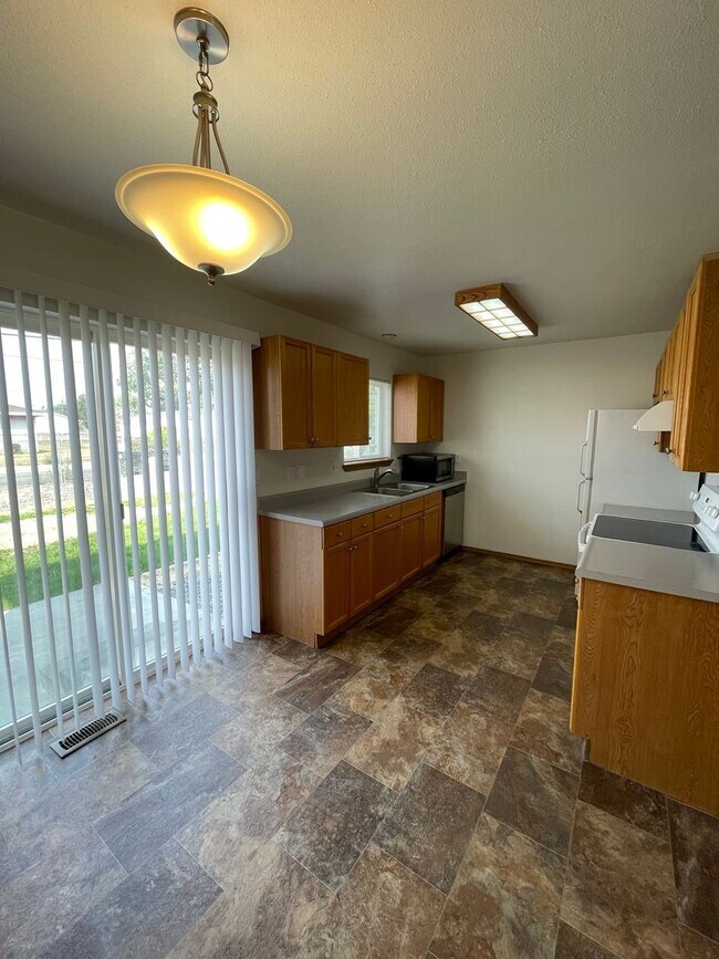 Building Photo - 1308/1310 W Lakeside Dr