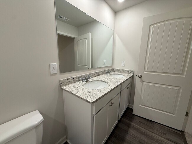 Building Photo - 3 Bedroom, 2.5 Bathroom- Townhouse in Armuchee!!