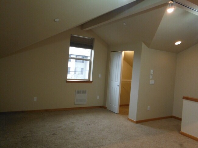 Building Photo - Beautiful Townhouse With Lots of Space