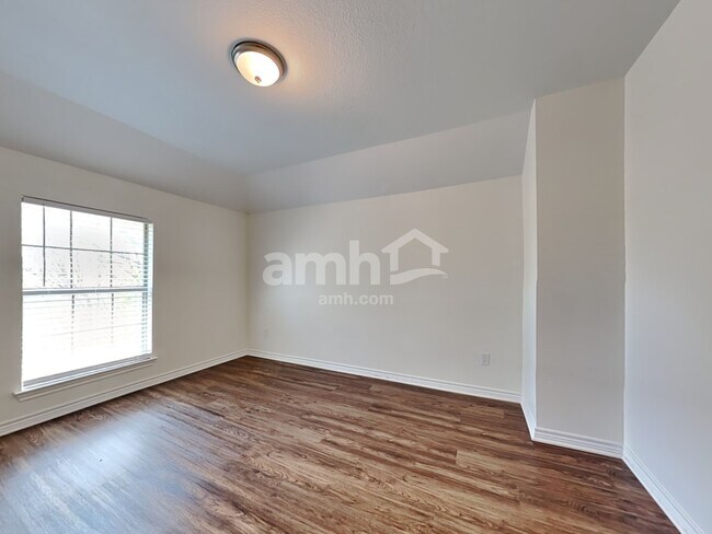 Building Photo - 315 Lakeside Dr