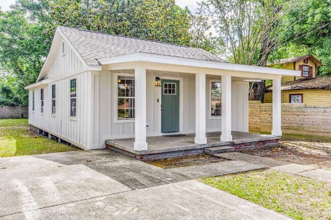 Building Photo - Charming 3-Bedroom, 2-Bath Home Near Downtown Pensacola