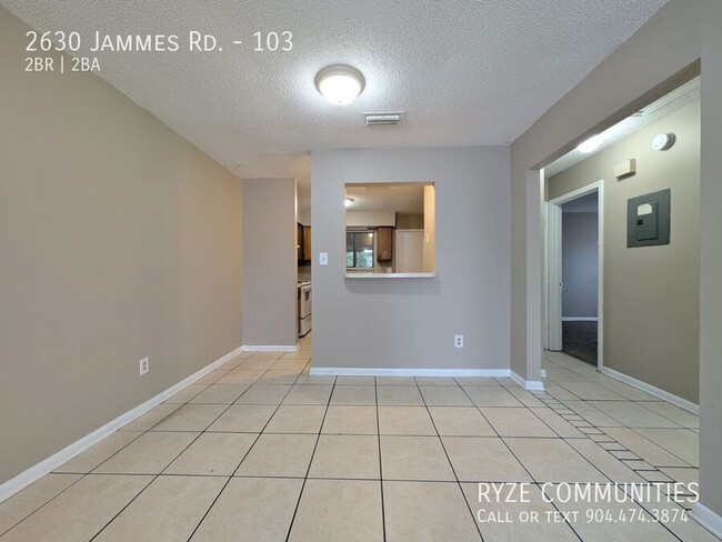 Building Photo - Spacious Upstairs Unit - Westside