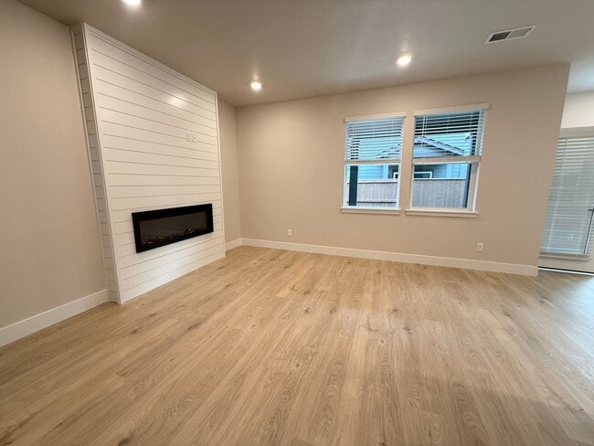 Building Photo - Brand New Stunning 5 Bed/3 Bath Home - Steven's Ranch