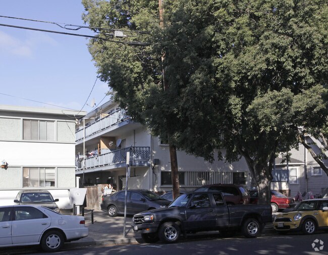 Building Photo - 415 S 5th St