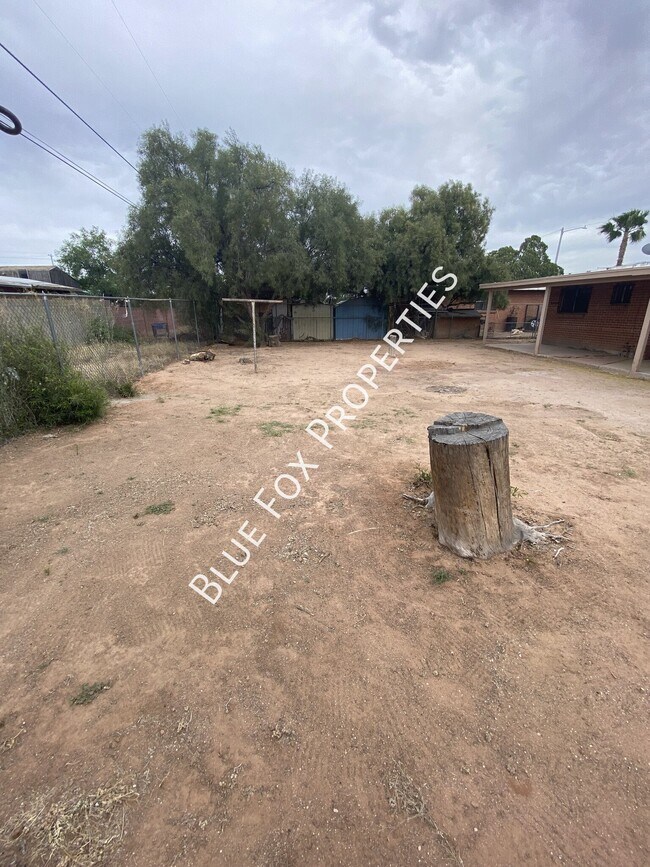 Building Photo - 3807 E Dover Stravenue