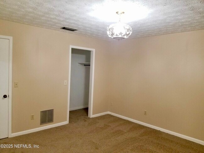 Building Photo - 2758 Oakdale Dr W