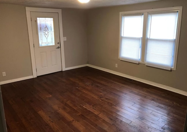 Building Photo - 3 Bedroom | 1 Bathroom Home | w/car port in drive | PET FRIENDLY