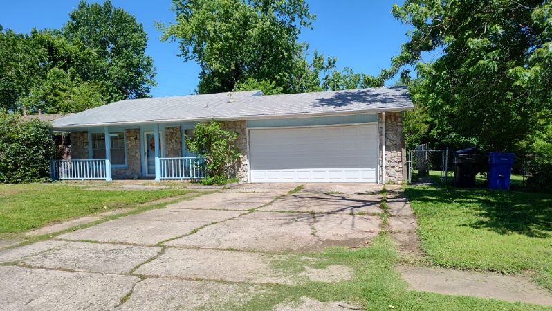 Primary Photo - 1100 S. Maple Pl.