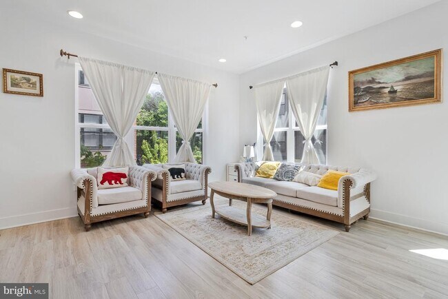 Building Photo - 40 Mural Walk NE