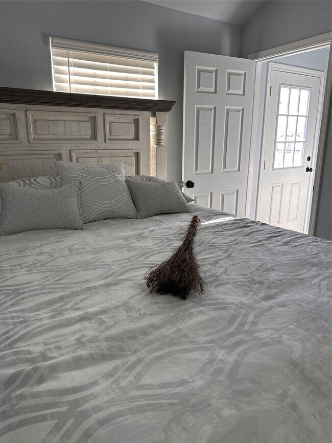 Building Photo - 3306 E County Rd 172