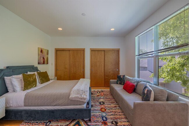 Building Photo - 2801 Oak Crest Ave