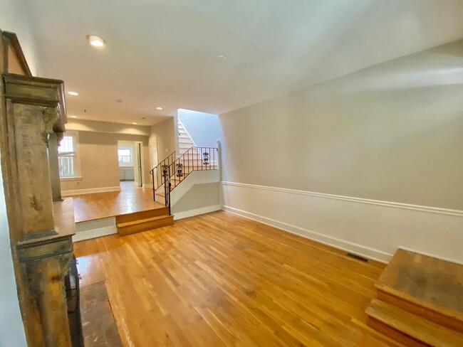 Building Photo - Chic Shaw Townhouse 2bd/2.5 bath with Deco...