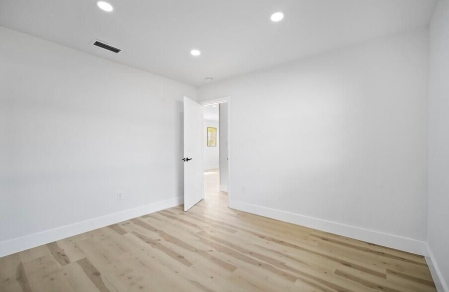 Building Photo - 1521 NE 148th St