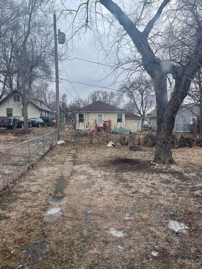 Building Photo - 4 Bedroom 2 bath House Available Now!!