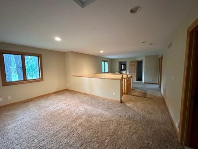 Building Photo - 6 bedroom, 4.5 bath Whitefish chain, 12 mo...