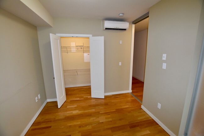 Building Photo - Spacious 1 Bedroom Belltown Condo - Availa...