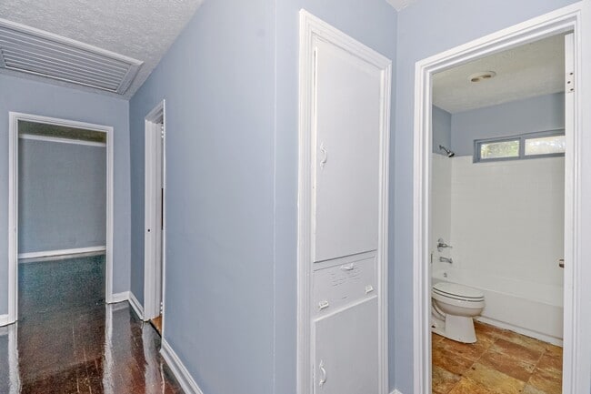 Building Photo - 928 Grenada Dr