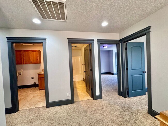 Building Photo - GORGEOUS Townhome...  LOCATION , LOCATION near Peace Health Hospital