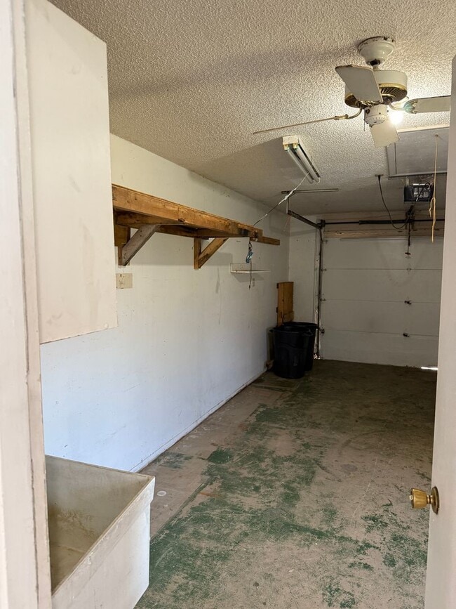 Building Photo - 2Bedroom 2 Bath Single Family Home W/1 Car Garage