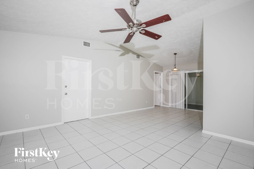 Building Photo - 462 SE Streamlet Ave