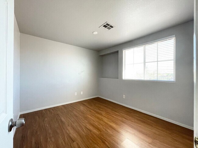 Building Photo - Beautiful 2 story 3 car garage single fami...