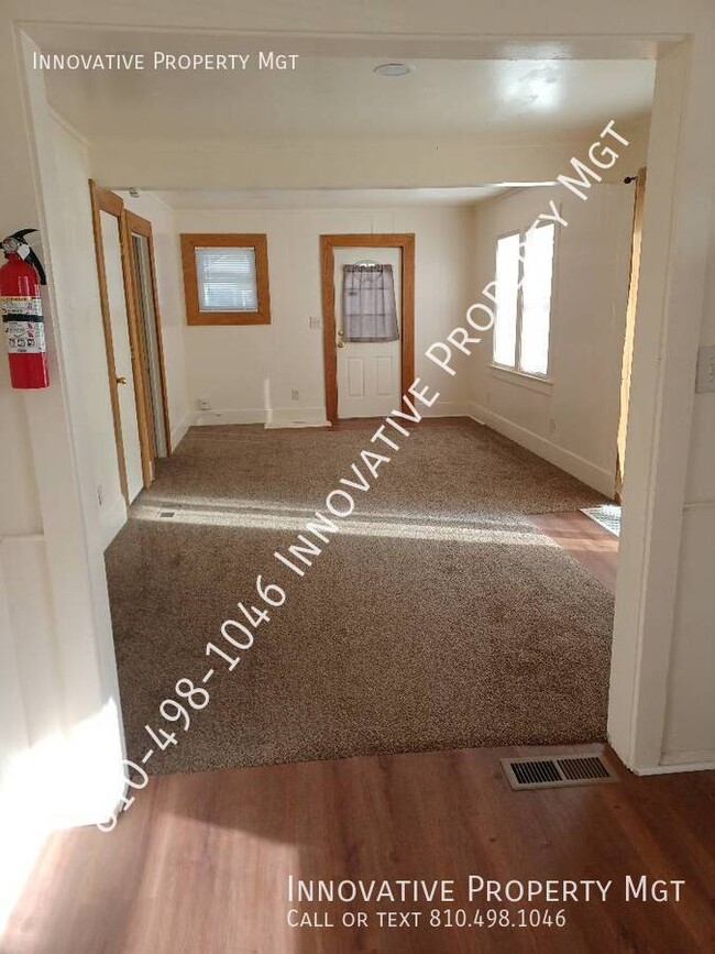 Building Photo - Beautifully updated 3 bed 1 bath! Carman-A...