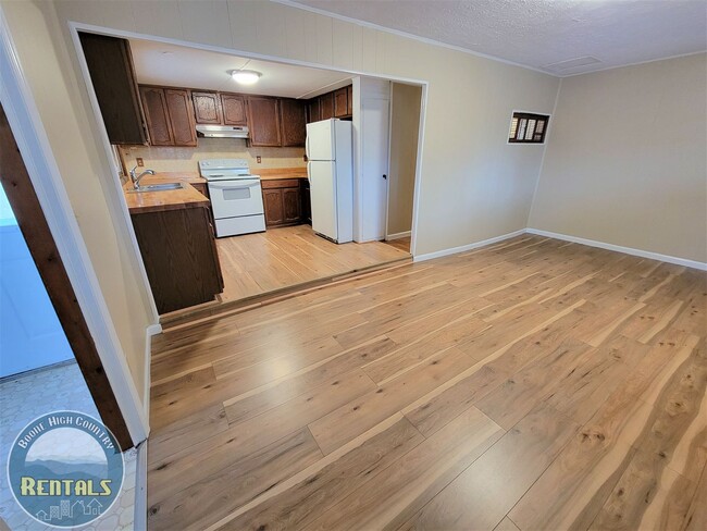 Building Photo - 2 Bedroom Right in Town!